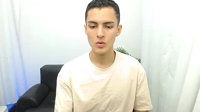 Snapshot of Matiius18 chatting on November 27, 2025, 1:57 pm Matiius18 online show from November 27, 2025, 1:57 pm