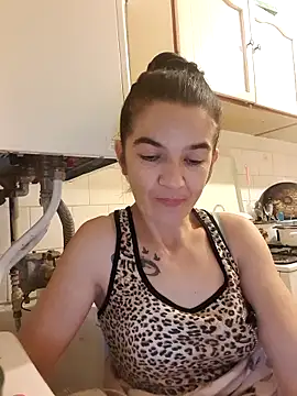 alinaalinutzq online show from November 29, 2025, 8:45 pm