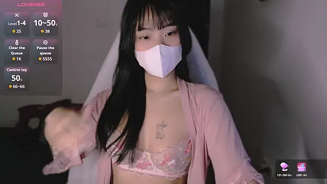 Snapshot of Phuong_Bee chatting on October 24, 2025, 12:45 pm Phuong Bee online show from October 24, 2025, 12:45 pm