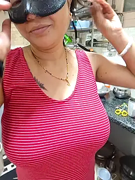 Snapshot of Queen_Nightt chatting on November 28, 2025, 3:31 am Queen Nightt online show from November 28, 2025, 3:31 am