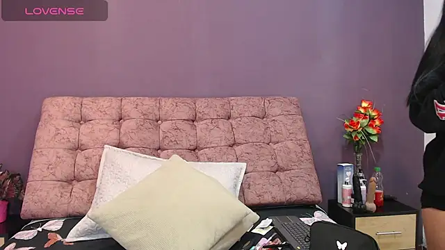 KateWelsin online show from December 1, 2025, 7:41 pm