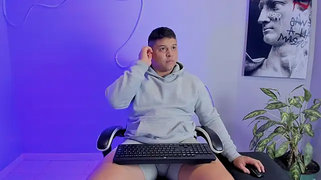 Snapshot of Maximus_Steel chatting on September 19, 2025, 2:57 am Maximus Steel online show from September 19, 2025, 2:57 am