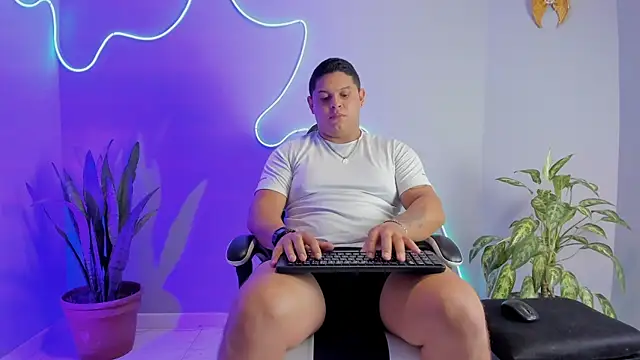 Snapshot of Maximus_Steel chatting on October 3, 2025, 11:07 am Maximus Steel online show from October 3, 2025, 11:07 am