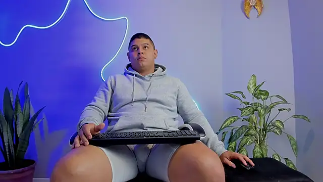 Snapshot of Maximus_Steel chatting on October 13, 2025, 11:10 am Maximus Steel online show from October 13, 2025, 11:10 am