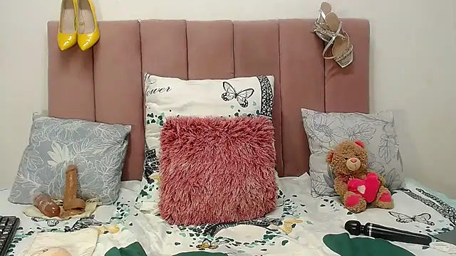 RoundaAssx22 online show from October 15, 2025, 4:56 am