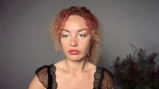 Snapshot of Reddgiirl chatting on October 17, 2025, 4:20 pm Reddgiirl online show from October 17, 2025, 4:20 pm