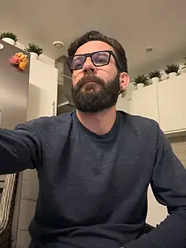 Snapshot of Michel_huge chatting on November 4, 2025, 8:30 pm Michel huge online show from November 4, 2025, 8:30 pm