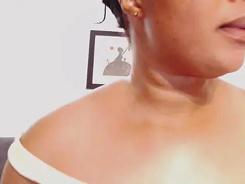 Snapshot of xMoreOfAmor chatting on November 11, 2025, 5:24 pm xMoreOfAmor online show from November 11, 2025, 5:24 pm