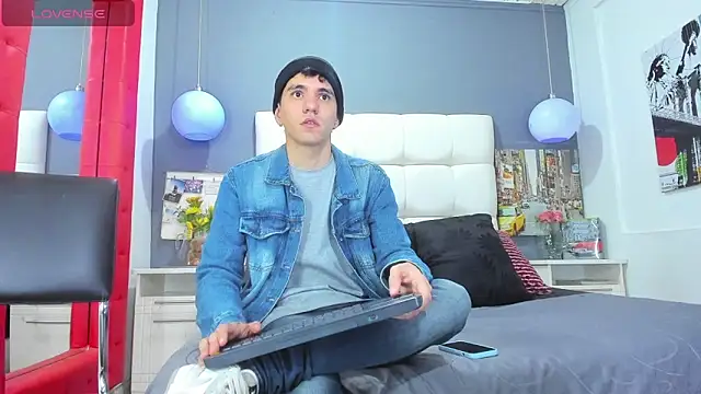 Matteo12  online show from October 25, 2025, 3:36 am