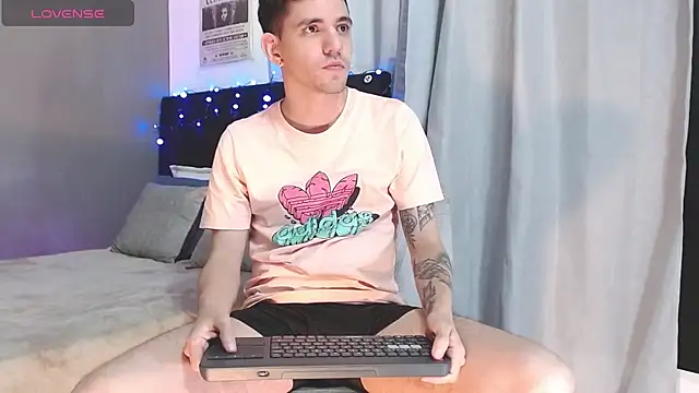 Matteo12  online show from November 17, 2025, 2:39 am