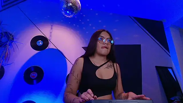 Snapshot of Lilith_and_Khloe chatting on October 8, 2025, 11:30 am Lilith and Khloe online show from October 8, 2025, 11:30 am