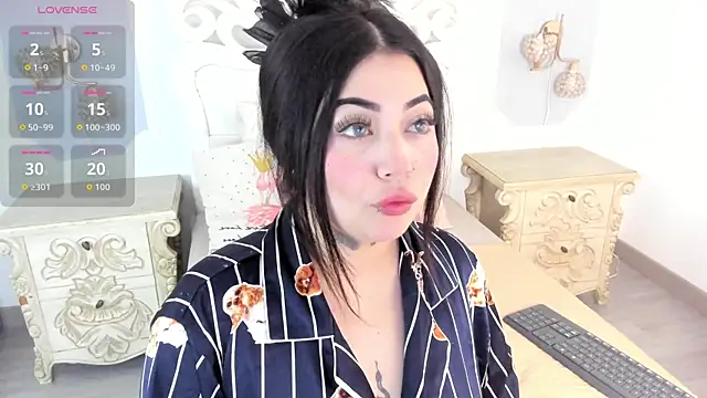 Snapshot of MeganStar__ chatting on November 5, 2025, 12:38 pm MeganStar online show from November 5, 2025, 12:38 pm