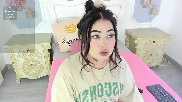 Snapshot of MeganStar__ chatting on November 18, 2025, 12:31 pm MeganStar online show from November 18, 2025, 12:31 pm