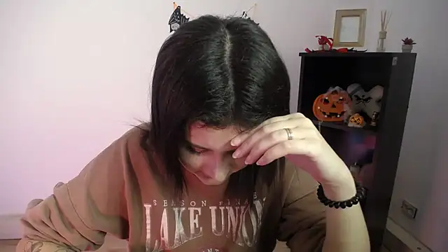 Katrin kiss  online show from November 12, 2025, 12:38 pm