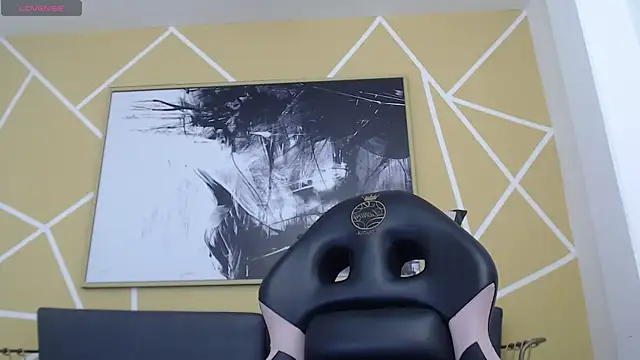 olivia russo  online show from December 16, 2025, 8:03 pm