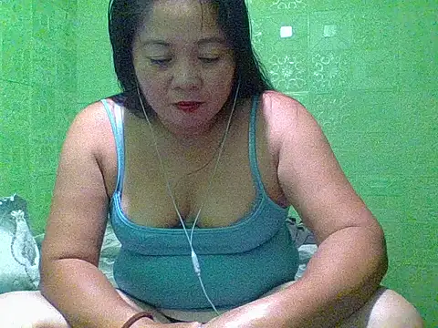 hottestmommm12345 online show from October 15, 2025, 1:22 pm