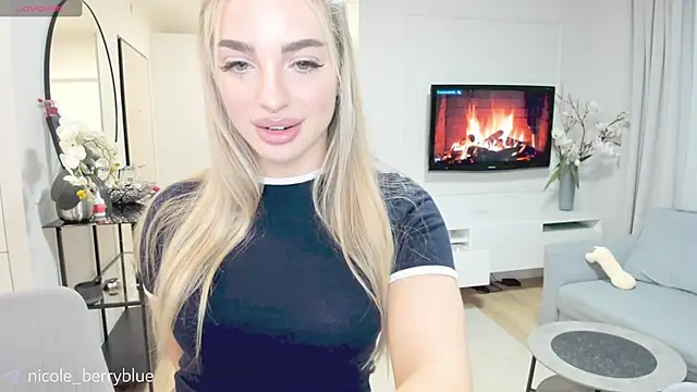 nicole blueberry online show from October 26, 2025, 10:15 pm