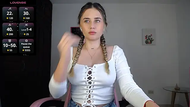 Snapshot of Veronika__Winslow_ chatting on September 11, 2025, 4:45 am Veronika Winslow online show from September 11, 2025, 4:45 am