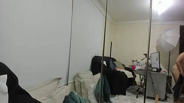 kiraGeiner online show from November 16, 2025, 1:28 pm