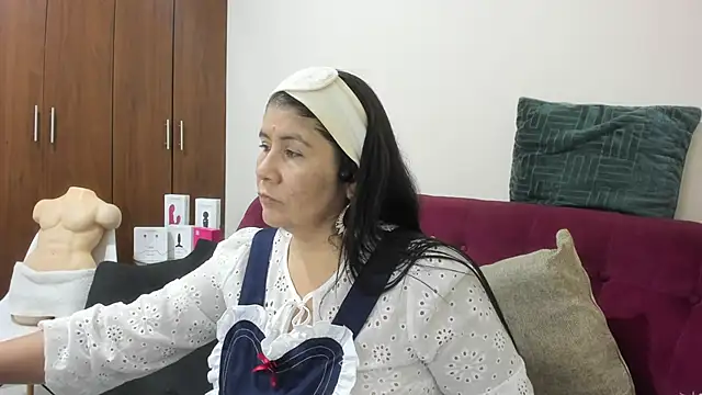 kiraGeiner online show from December 1, 2025, 1:10 am