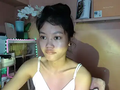 Snapshot of skinny_gracie chatting on October 19, 2025, 3:29 am skinny gracie online show from October 19, 2025, 3:29 am
