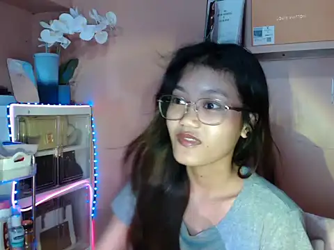 Snapshot of skinny_gracie chatting on October 19, 2025, 3:34 pm skinny gracie online show from October 19, 2025, 3:34 pm