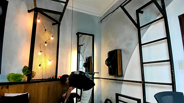 Snapshot of Dani_mc1 chatting on October 17, 2025, 11:46 am Dani mc1 online show from October 17, 2025, 11:46 am