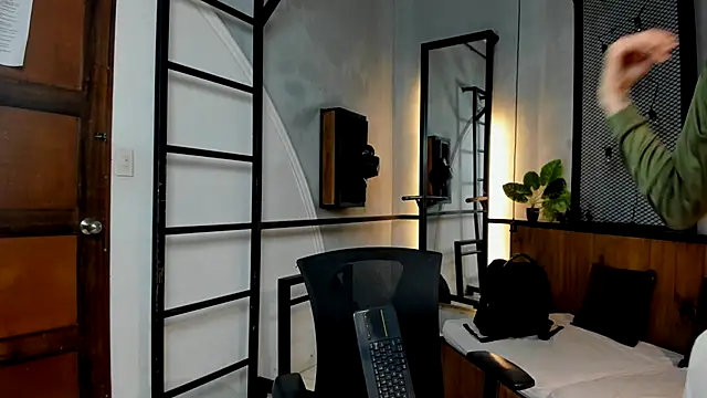 Snapshot of Dani_mc1 chatting on November 9, 2025, 11:41 am Dani mc1 online show from November 9, 2025, 11:41 am