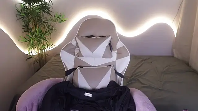 Emma and Issac online show from November 28, 2025, 4:48 am