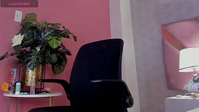 Snapshot of RoxyReign chatting on September 28, 2025, 1:49 pm RoxyReign online show from September 28, 2025, 1:49 pm