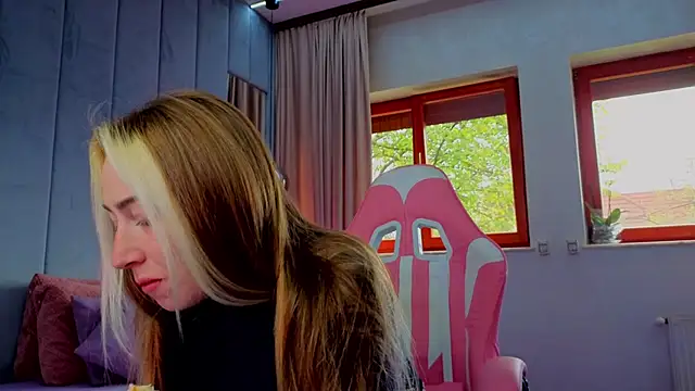 Snapshot of Reina_Cummings chatting on October 26, 2025, 7:03 am Reina Cummings online show from October 26, 2025, 7:03 am