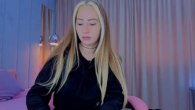 Snapshot of Reina_Cummings chatting on November 9, 2025, 6:44 am Reina Cummings online show from November 9, 2025, 6:44 am