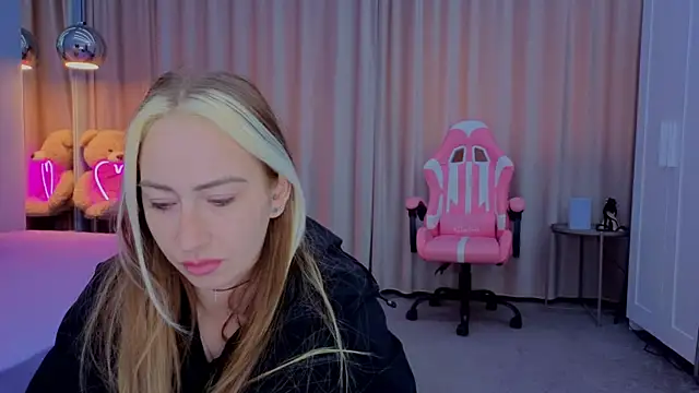 Snapshot of Reina_Cummings chatting on November 10, 2025, 7:18 am Reina Cummings online show from November 10, 2025, 7:18 am