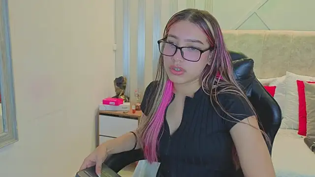 Snapshot of nami_sweet_ chatting on November 8, 2025, 11:21 am nami sweet online show from November 8, 2025, 11:21 am