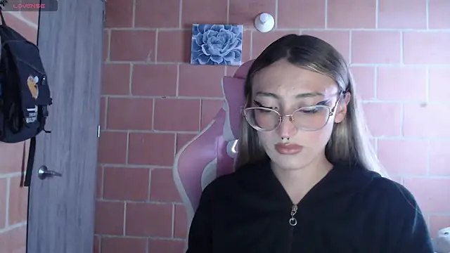 Andrea camilaaa online show from September 30, 2025, 2:00 pm