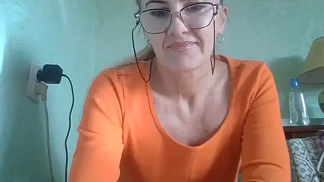 TianaQLove online show from October 28, 2025, 10:41 am