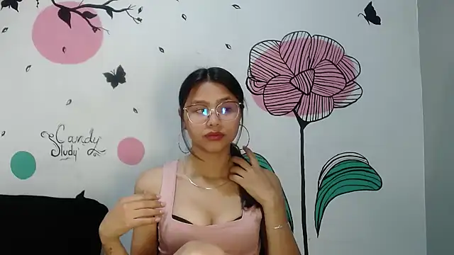 Snapshot of SofieLove_01 chatting on October 15, 2025, 8:58 am SofieLove 01 online show from October 15, 2025, 8:58 am