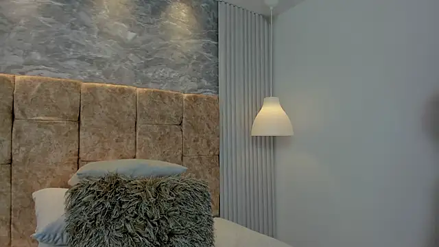 leilapons online show from September 19, 2025, 4:51 pm