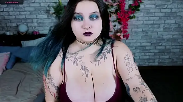 Snapshot of Mira_Fyre chatting on October 7, 2025, 8:28 pm Mira Fyre online show from October 7, 2025, 8:28 pm