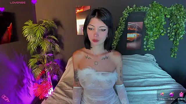 Snapshot of Evelyn_Russoo chatting on October 18, 2025, 1:56 pm Evelyn Russoo online show from October 18, 2025, 1:56 pm