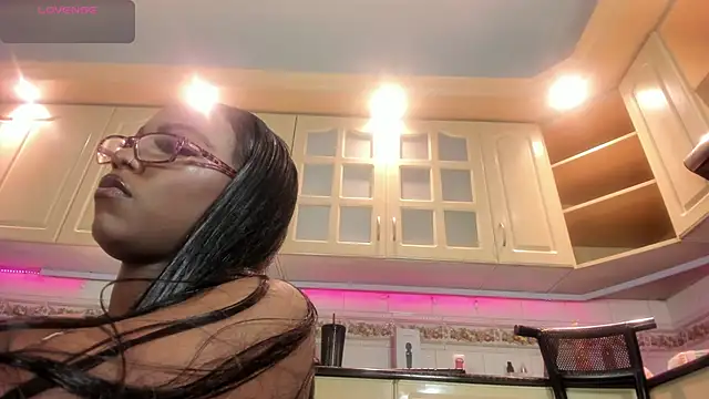 ReinaMiah online show from November 7, 2025, 3:39 am