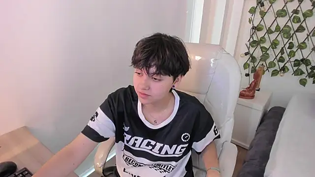 Nathaly ds online show from November 26, 2025, 6:42 pm