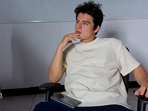 Snapshot of invincible200 chatting on October 13, 2025, 1:33 pm invincible200 online show from October 13, 2025, 1:33 pm