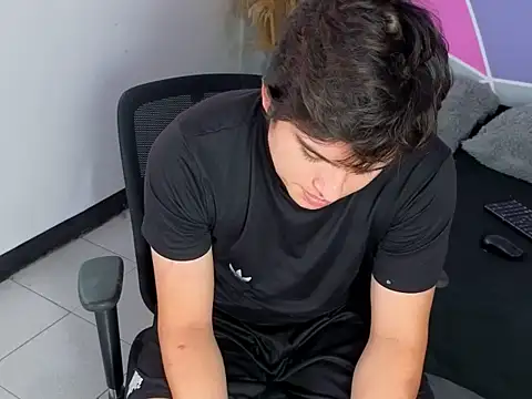 invincible200 online show from November 14, 2025, 1:54 pm