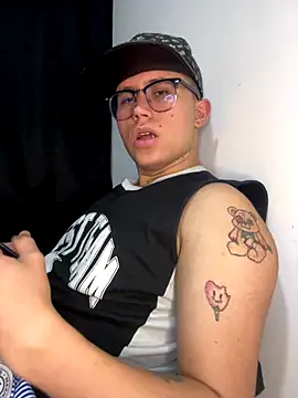 Kurtxxx22 online show from September 18, 2025, 11:40 pm