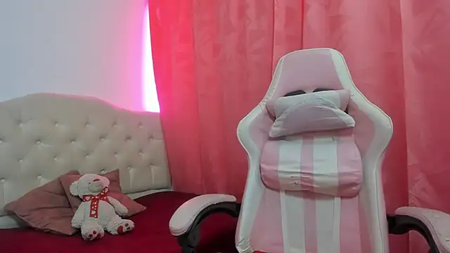 lailahdark online show from September 14, 2025, 4:44 am