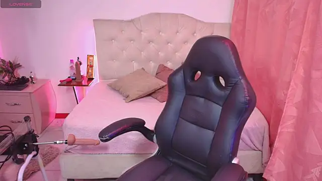 lailahdark online show from November 7, 2025, 4:45 am