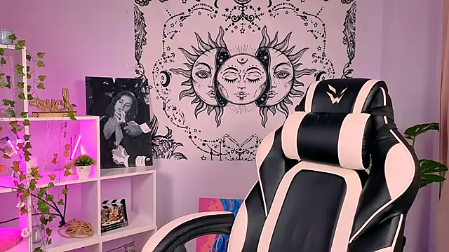 Charlotte Colinss online show from September 17, 2025, 4:25 am