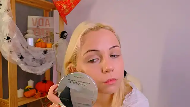 Charlotte Colinss online show from October 21, 2025, 3:40 am