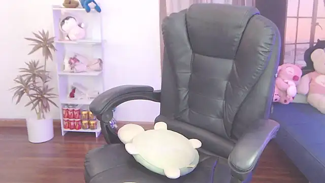 Snapshot of Suzie_Wet_Cave chatting on October 12, 2025, 8:24 am Suzie Wet Cave online show from October 12, 2025, 8:24 am